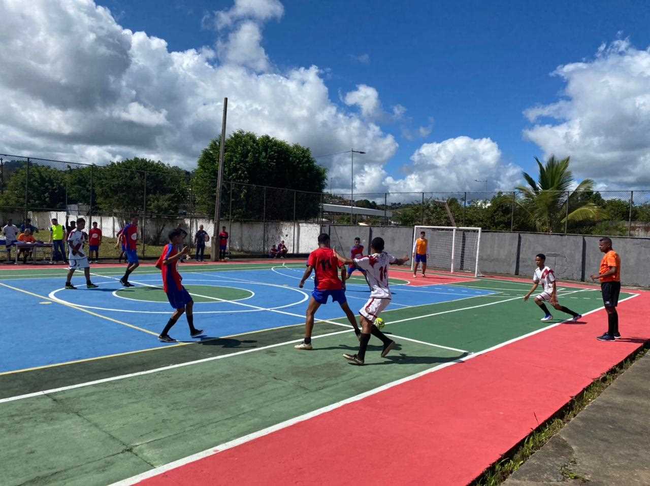 Camacã: Prefeitura faz manutenção de campos de futebol, pinturas em quadras e recebe jogos escolares